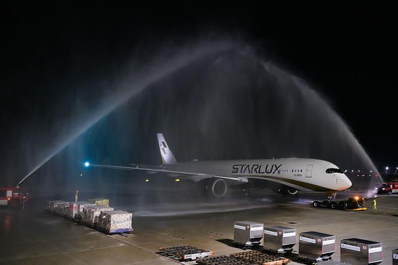 星宇航空正式開航北美第5個航點－鳳凰城，航機在灑水儀式歡送下順利起飛。