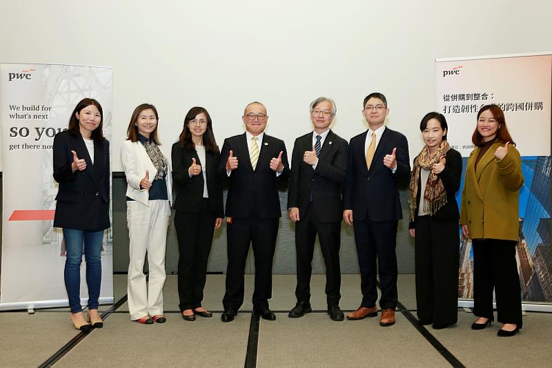 資誠聯合會計師事務所併購稅務服務副總經理林宛萱(左起)、資誠聯合會計師事務所併購稅務服務會計師謝淑美、資誠普華國際財務顧問公司執行董事洪惠玲、資誠聯合會計師事務所稅務法律服務營運長段士良、資誠聯合會計師事務所併購稅務服務會計師陳民卿、普華商務法律事務所外國法合夥律師張家健、資誠聯合會計師事務所併購稅務服務協理謝旻璇、資誠聯合會計師事務所併購稅務服務協理賴景怡於「從併購到整合:打造韌性企業的跨國併購」研討會合影。