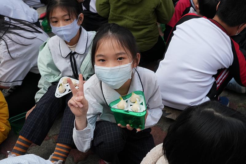 師生齊心種下希望鬱金香。