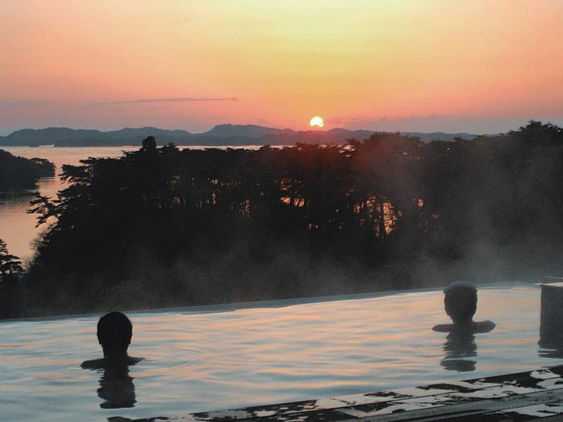 從松島地層中湧出的松島溫泉,泉質溫潤,也被稱為是「美人湯」,與松島的美景相得益彰。