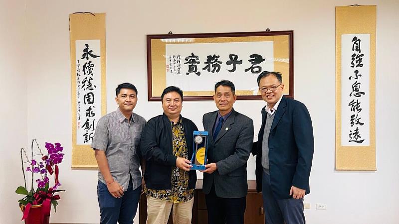 Pertamina大學Suryawan教授(左起)、系主任Rahman、東華大學徐輝明校長、李俊鴻永續長合照。