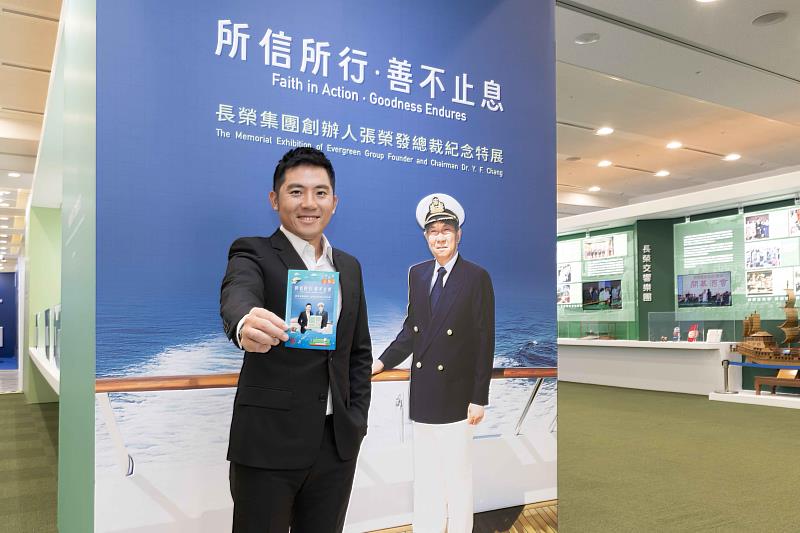奧運銅牌高爾夫球選手潘政琮，在展場中搶先體驗紀念特展中與總裁合影的拍貼機。