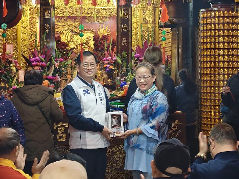 消防局陳崇岳局長致贈紀念品給三重福安宮主委莊佩琴女士。