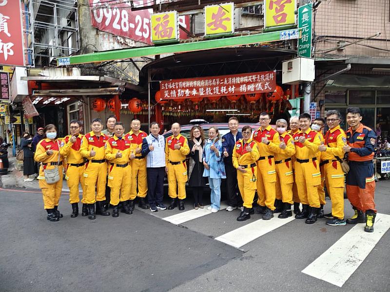 三重福安宮捐贈者與局長、特搜人員大合照。