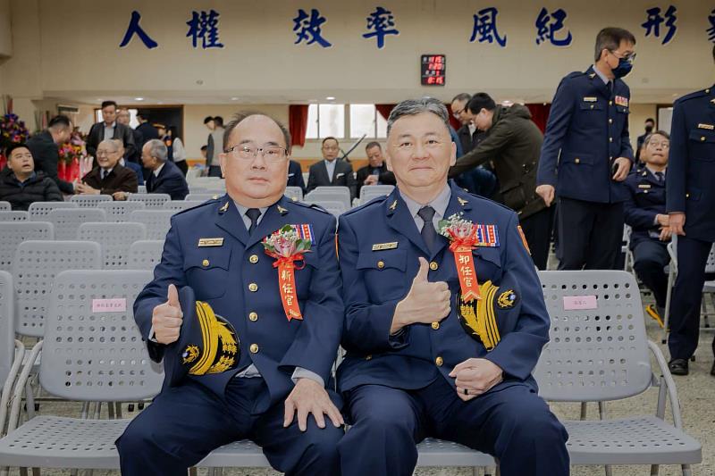 新任局長陳源輝(左)、卸任局長許頌嘉(右)合影。