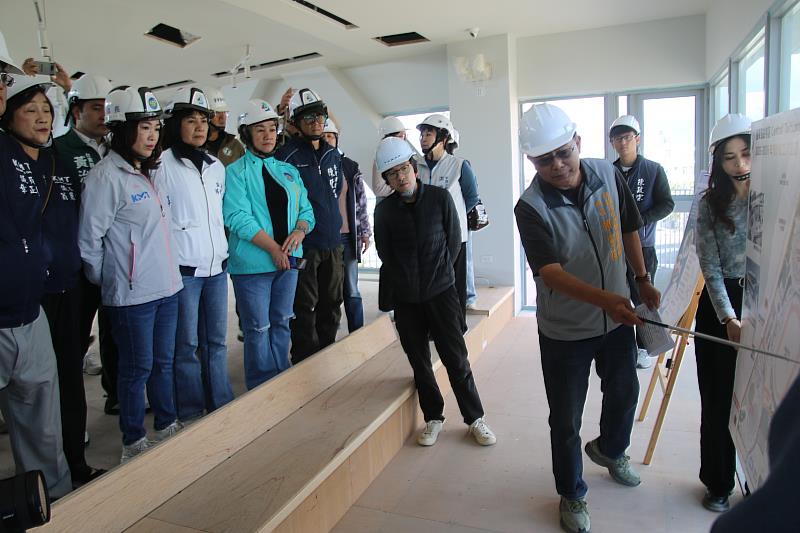 臺東縣議會今視察全民運動館及青少年福利服務中心工程進度。