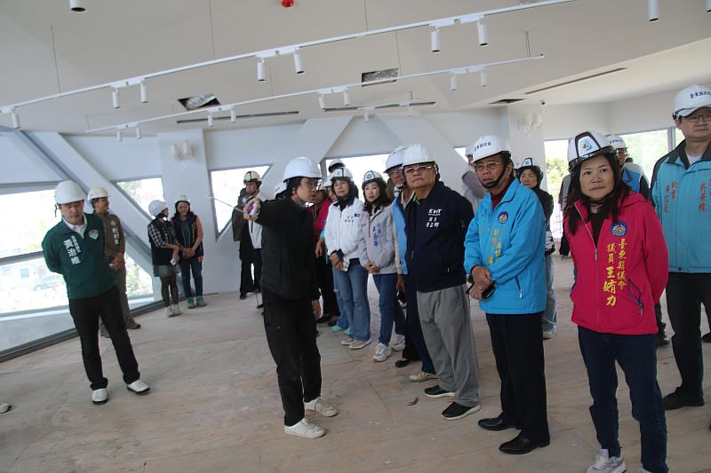 臺東縣議會今視察全民運動館及青少年福利服務中心工程進度。