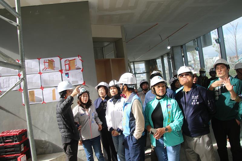 臺東縣議會今視察全民運動館及青少年福利服務中心工程進度。