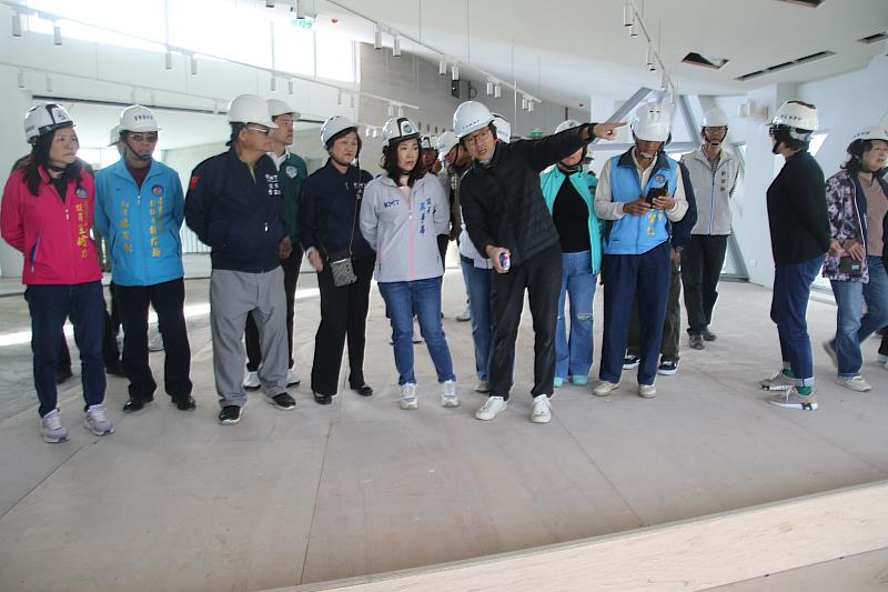 臺東縣議會今視察全民運動館及青少年福利服務中心工程進度。