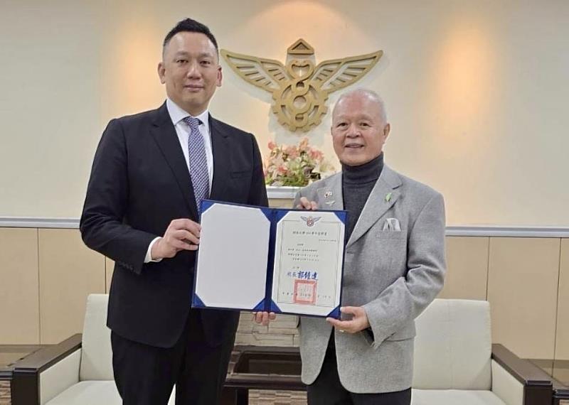 開南大學董事長顏志光（左）頒發聘書予總統府國策顧問陳天隆（右），聘任其擔任校務顧問。