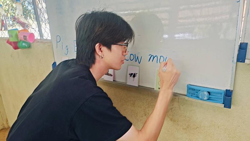 行動團志工指導英文，在學習互動中看見自信。