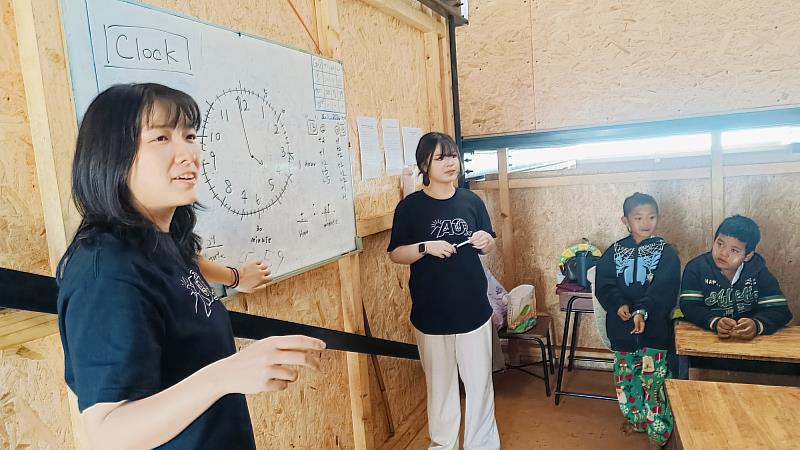 透過手繪時鐘生動教學，引導學童認識時間，激發孩子求知熱情。