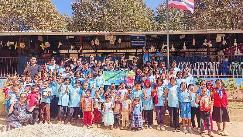 亞大行動團與邊境學童開心大合影，跨越語言隔閡，留下溫馨回憶。