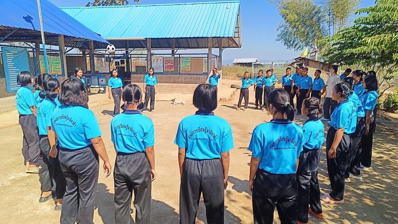 陽光下的戶外團康，用歡笑與汗水拉近距離。