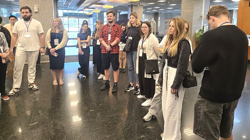 捷克布拉格生命科學大學師生參觀南臺科技大學校園與圖書館，深入了解南臺豐沛的學術資源與現代化的學習環境，為期兩週的研習注入更多元的知識探索。