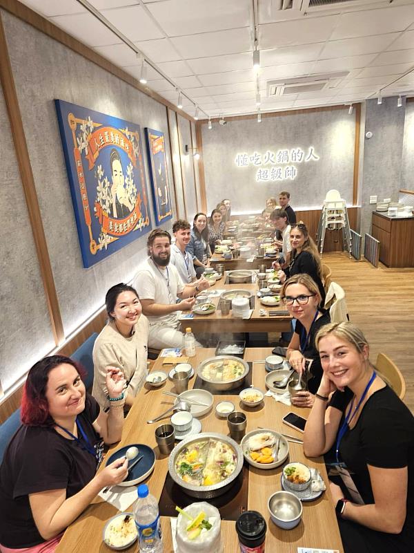 研習團學員一同體驗台灣在地特色火鍋，在熱絡的用餐氛圍中，不僅品嚐到台灣多元的美食文化，更增進了彼此的跨國友誼與文化理解。