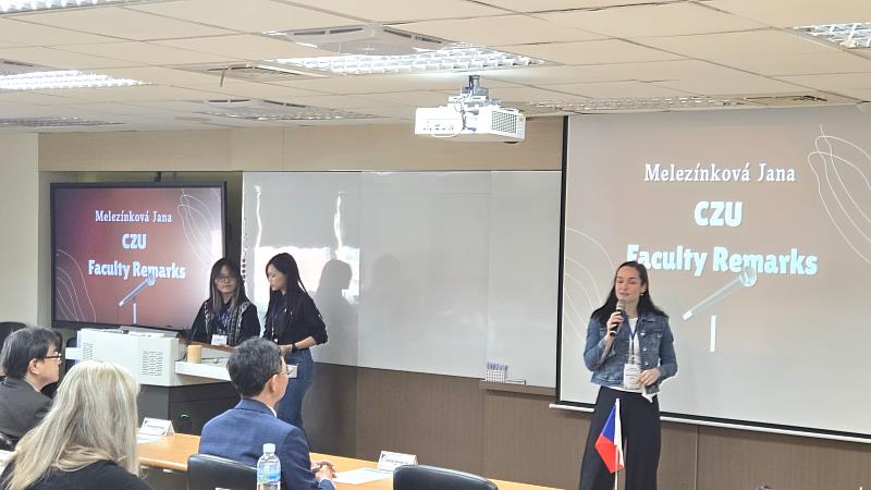捷克布拉格生命科學大學教師Melezínková Jana於南臺科大「冬令研習團」開幕式上致詞,為兩校雙學位洽談與國際產學交流揭開序幕。