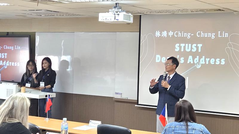 商管學院林靖中院長於開幕式中勉勵捷克學員，並期盼透過雙方研習營的深厚基礎，加速推動「雙學位合作計畫」，為兩校學子開啟更多跨國學習契機。