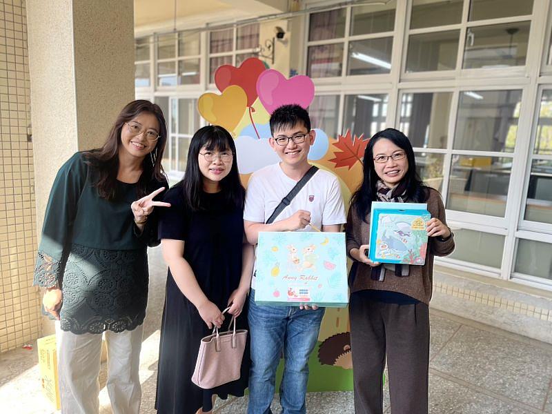 一起來中心與邱月櫻主任及推廣教育組的方均文組長分享剛成為新手家長的彌月蛋糕。