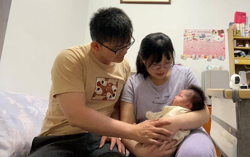 小倆口開心沉浸在學習新手家長中。