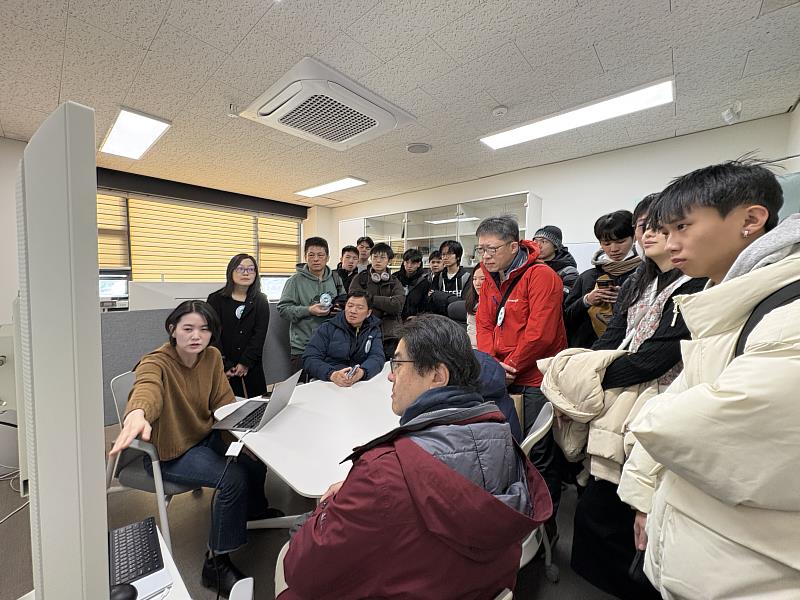臺科大師生參觀延世大學實驗室並聆聽相關介紹。
