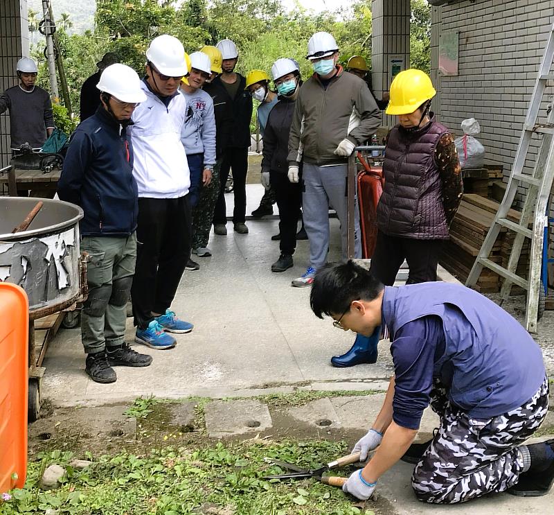 造園景觀施作班職訓師(前右)實地教授示範剪定鋏修剪技巧。