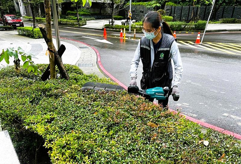 小庭參加北分署職訓培訓新技能，結訓後考取園藝景觀技術士證照，成功轉職。