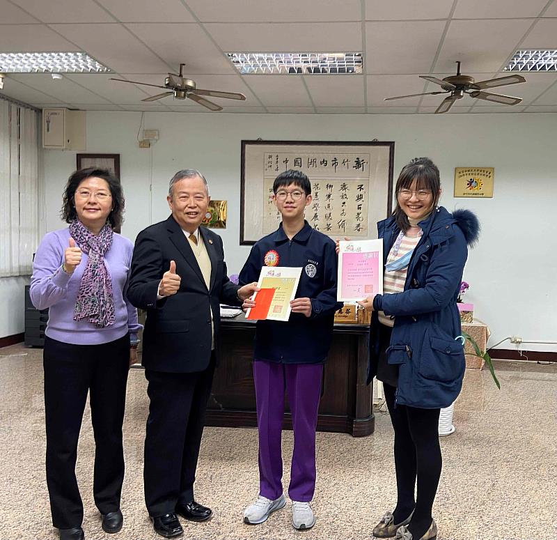 4. 普仁新竹區會長高傳鑑（左2）到內湖國中，在學校師長陪同下，頒獎給得獎小太陽楊順星（右2）。（靈鷲山佛教教團提供）