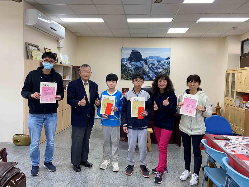 5. 普仁新竹區會長高傳鑑（左2）到竹東國中，在學校師長陪同下，頒獎給得獎小太陽賴旻彥（右3）、黃柄錡（左3）。（靈鷲山佛教教團提供）