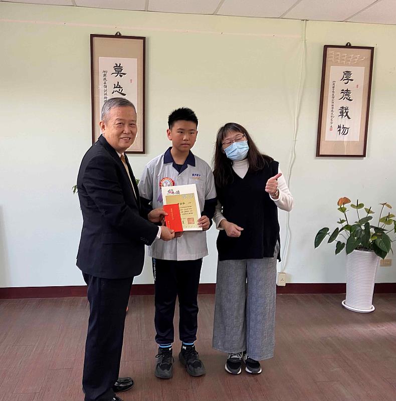 2. 鳳岡國中的曾品叡發揮大愛捐出獎學金，幫助更需要的人。（靈鷲山佛教教團提供）