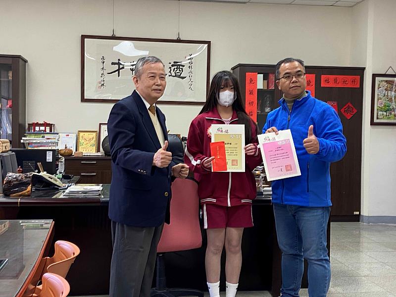 3. 普仁新竹區會長高傳鑑（左）到二重國中，在學校師長陪同下，頒獎給得獎小太陽溫梓暄（中）。（靈鷲山佛教教團提供）