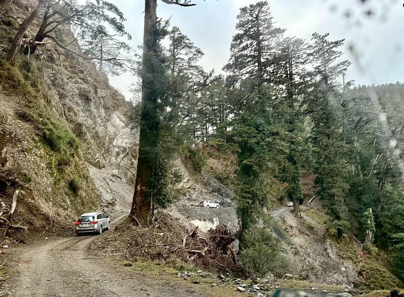 新東西線的施工與維護，須仰賴丹大林道及孫海橋等既設道路，台電與林保署合作，成功整合道路與電網維護工作。