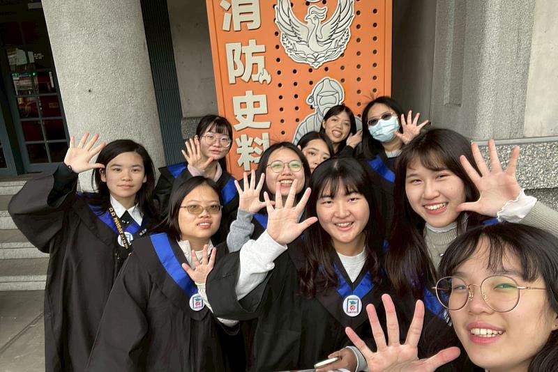 南大教育學系師資生於孔廟文化園區踏查臺南市消防史料館,完成巡禮任務並合影留念。