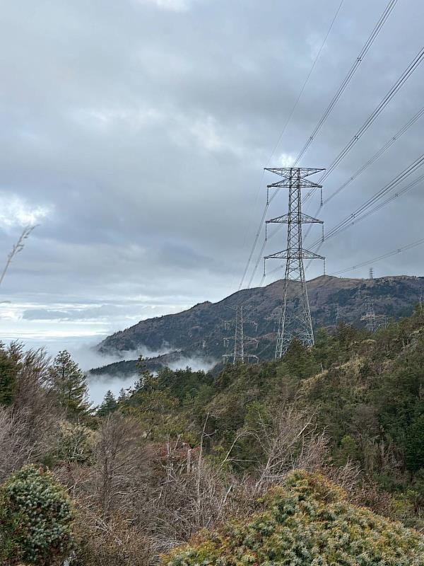 目前花蓮地區供電以橫貫中央山脈的「新東西線」高壓輸電線路為主,若能推動「蘇花安」電網共構,將提升花東電網韌性。圖為新東西線。