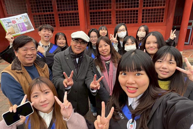 南大教育學系師資生實習最終課程出發前,與師長合影展現迎向教育現場的期待。