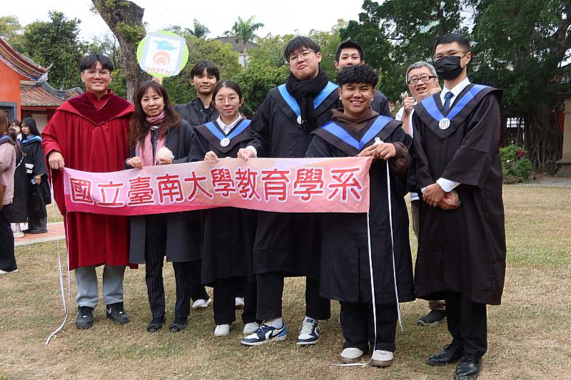 南大教育學系碩士班與大學部師資生共同完成孔廟文化園區巡禮任務，與師長合影分享成果。