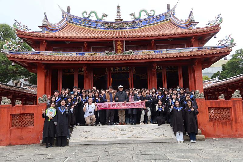 南大教育學系師資生於實習課程最終堂走進孔廟大成殿，師生合影為實習歷程留下重要紀念。