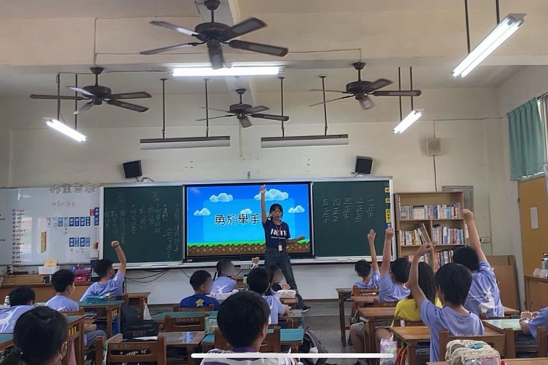 南大特教師資生入班示範舉手與回應流程，透過反覆練習讓課堂行為期待具體可行。