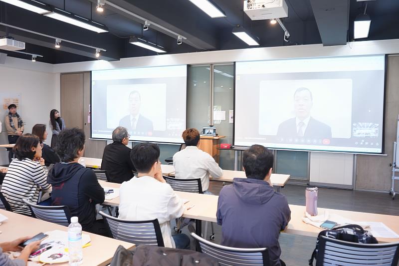 駐韓國台北代表部教育組鄭正凱組長於始業式歡迎及勉勵韓國師長。