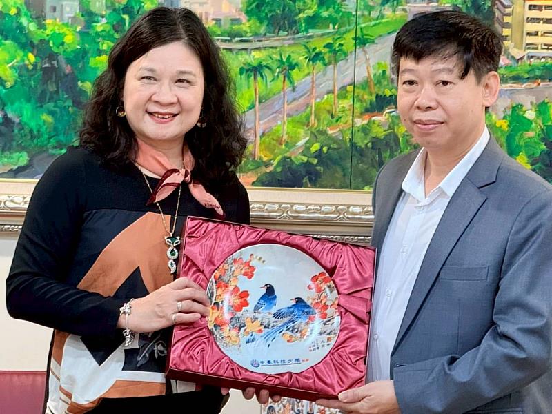 中臺科大陳錦杏校長致贈越南泰源科技大學水晶紀念盤。