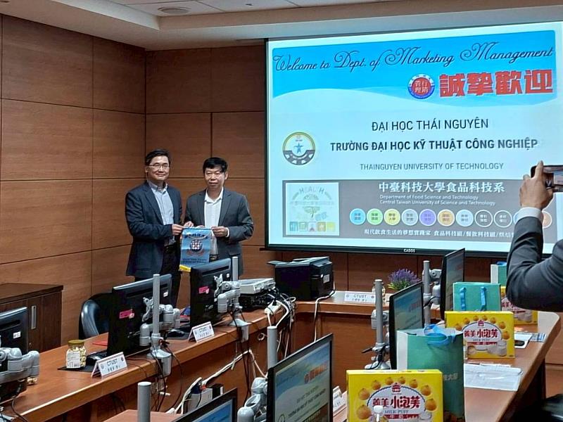 中臺科大招生及國際合作處吳正男招生長致贈錦旗。