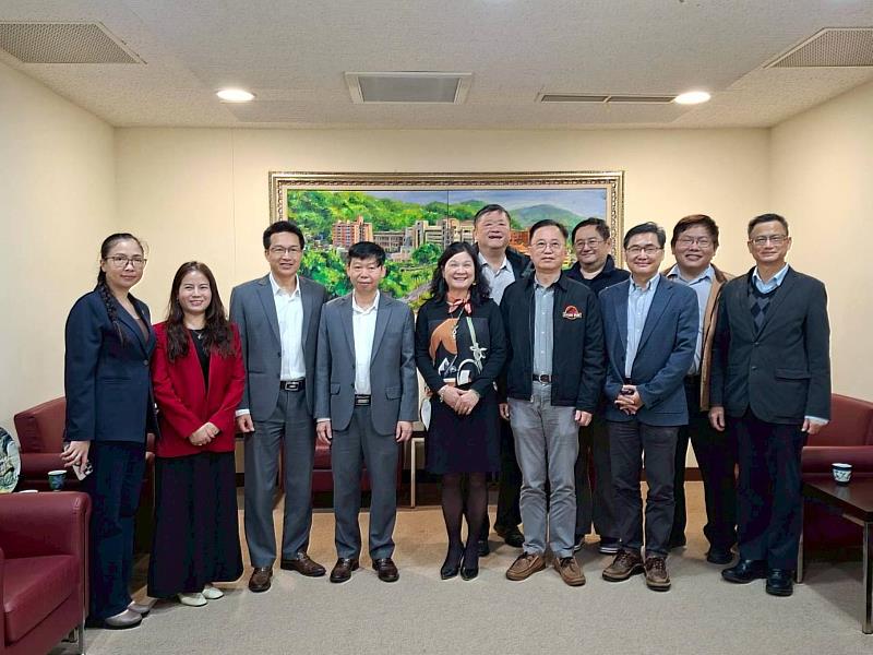越南學者團與中臺科大陳錦杏校長及師長們合影。
