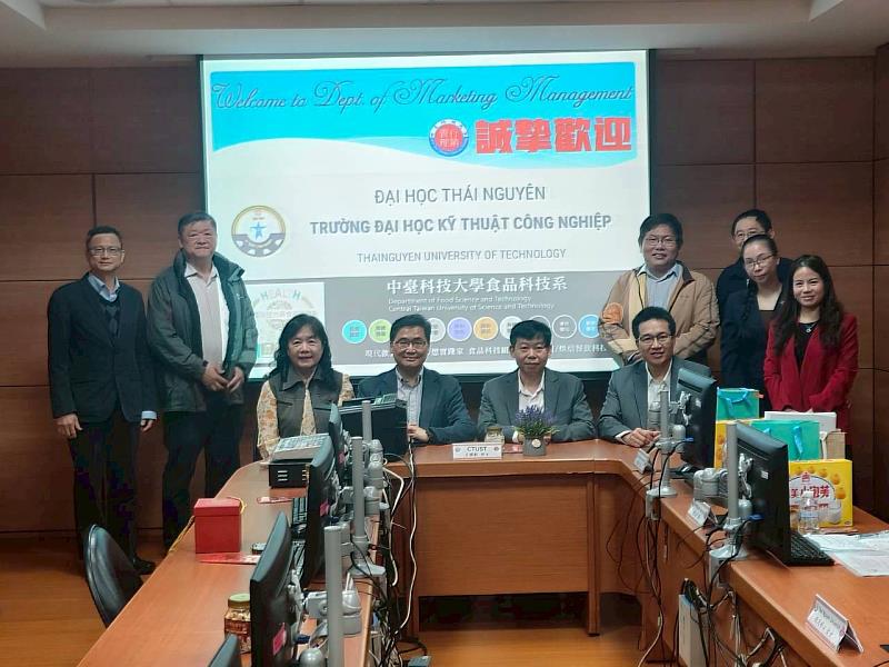 中臺科大行銷系、食科系與越南學者團交流會議合照。