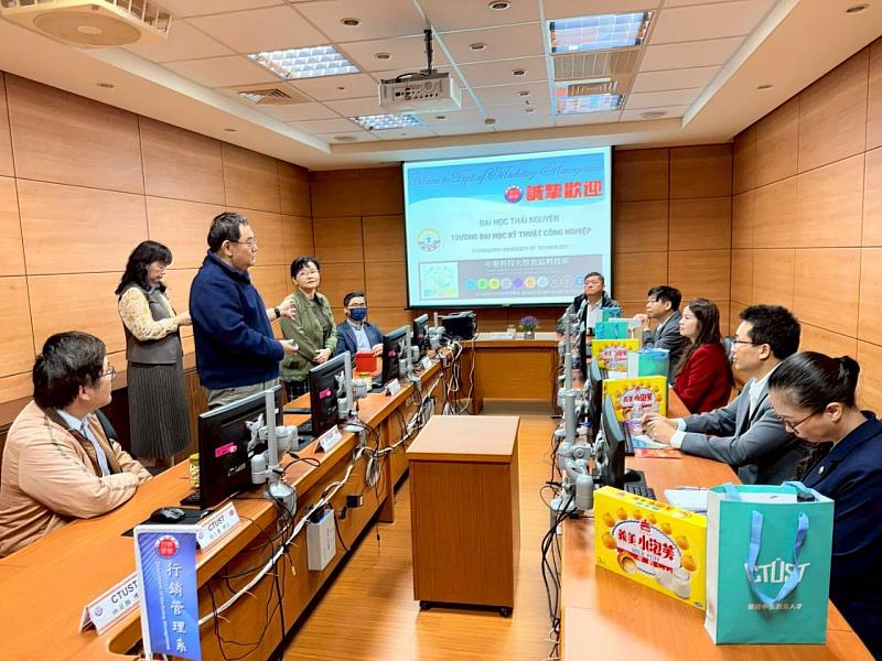 中臺科大食品科技系劉伯康主任介紹系所。