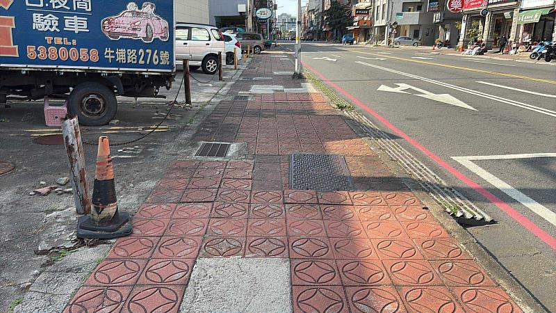 既有人行道現況老舊、設施不符需求，將打造無礙友善步行廊道。