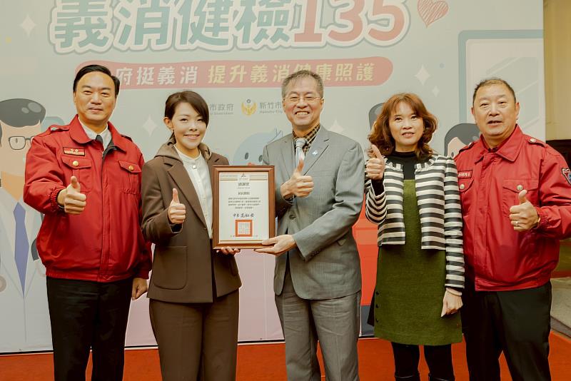 市長高虹安頒發感謝狀給南門醫院及祐民醫院。