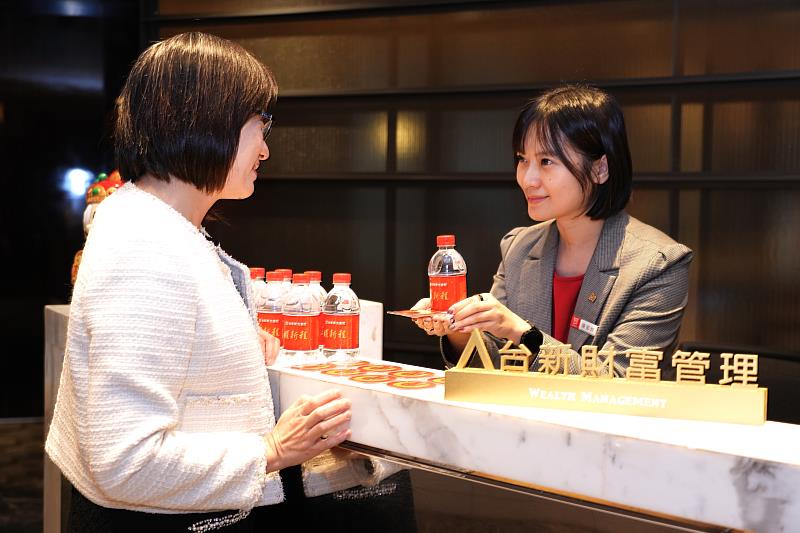 台新銀行為臨櫃辦理業務的客戶致贈限量「聚財開運水」與「開運發財金」。
