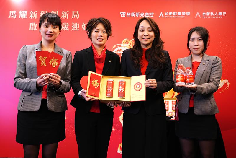 台新銀行個人金融事業總處執行長包國儀（右2）宣布推出專為財富管理貴賓設計的限量「金庫納財禮盒」。
