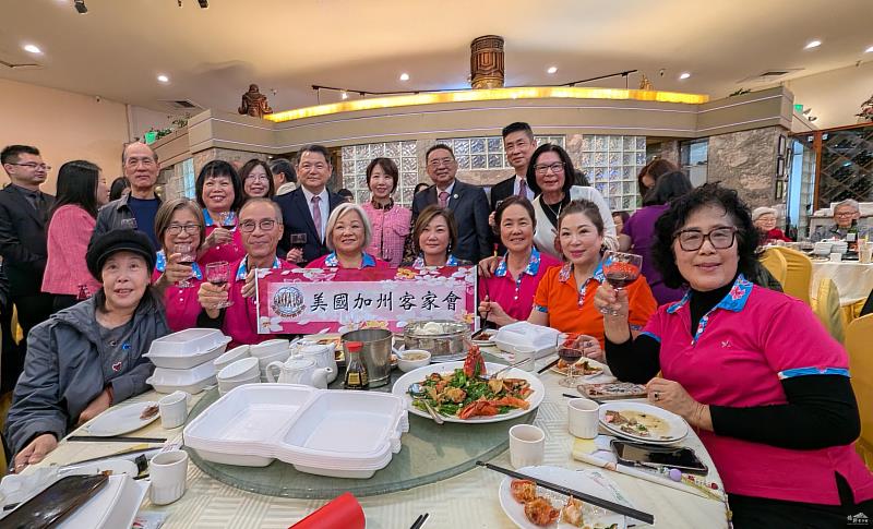 李姸慧（後排右4）參與大洛杉磯地區全僑界歡迎晚宴，與美國加州客家會鄉親交流。