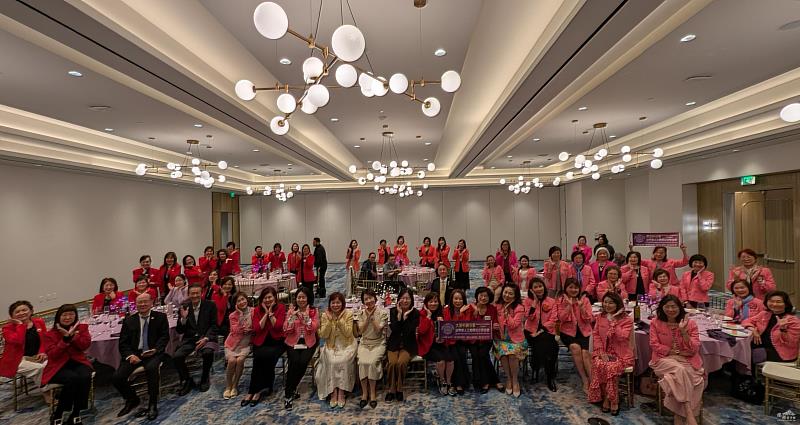 李姸慧參與世界華人工商婦女企管協會（世華）南加州、大洛杉磯、橙縣分會餐敘大合影。